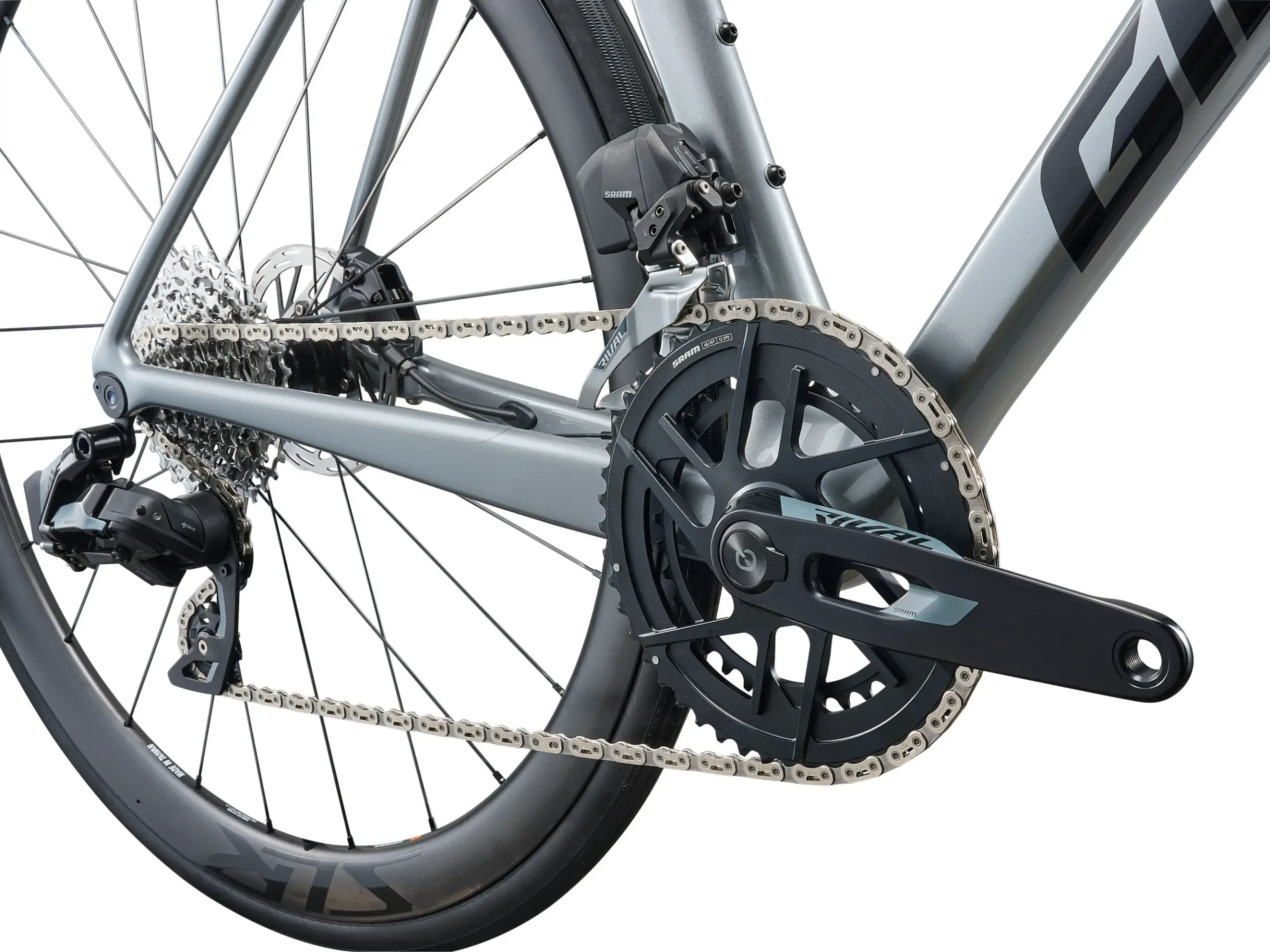 Detailaufnahme des Antriebsstrangs eines Giant TCR Advanced Pro 1 AXS Rennrads, mit Fokus auf die SRAM Rival AXS Schaltkomponenten, die Kassette und die Kurbelgarnitur.