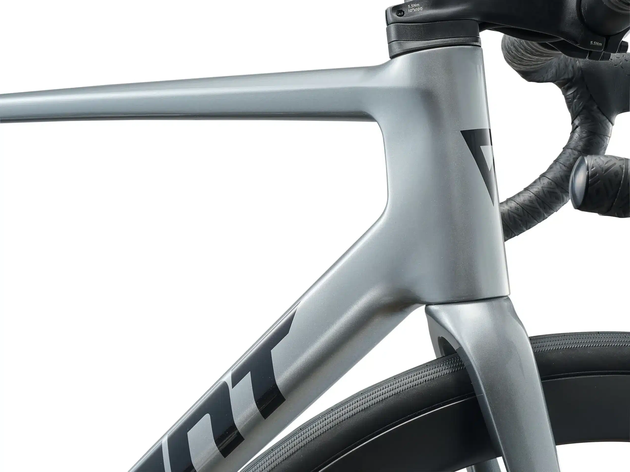 Detailansicht des silbernen Giant TCR Advanced Pro 1 AXS Rennradrahmens, Fokus auf die Verbindung von Gabel, Oberrohr und integriertem Vorbau.