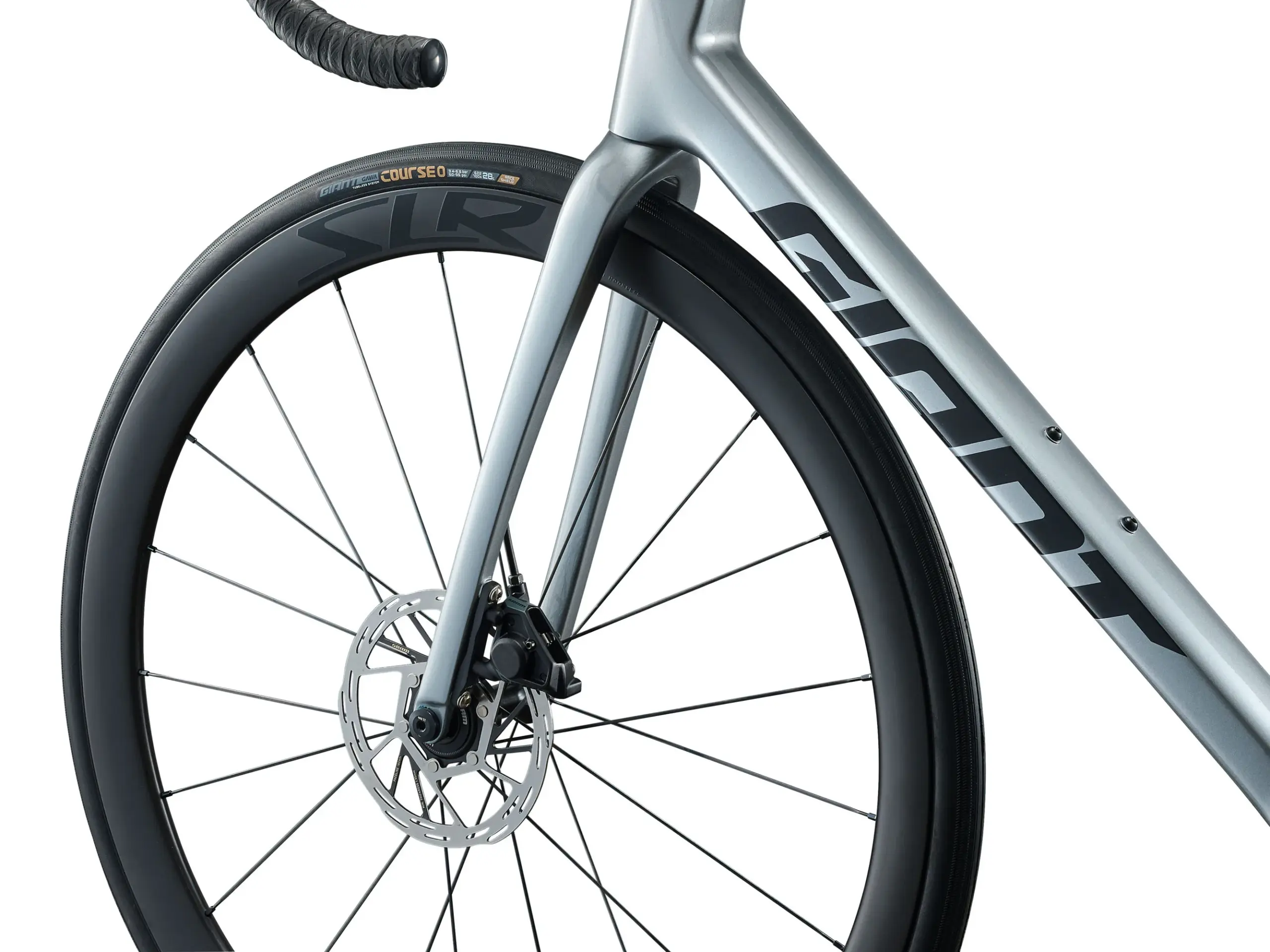 Nahaufnahme des vorderen Teils eines silbernen Giant TCR Advanced Pro 1 AXS Rennrads mit Fokus auf das Laufrad, die Scheibenbremse und den Carbonrahmen.