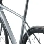 Graues Giant TCR Advanced Pro 1 Di2 Rennrad, Fokus auf den Rahmen, die Sitzstütze und das Hinterrad mit Reifen.
