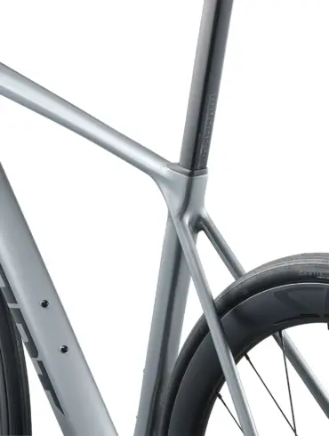Graues Giant TCR Advanced Pro 1 Di2 Rennrad, Fokus auf den Rahmen, die Sitzstütze und das Hinterrad mit Reifen.