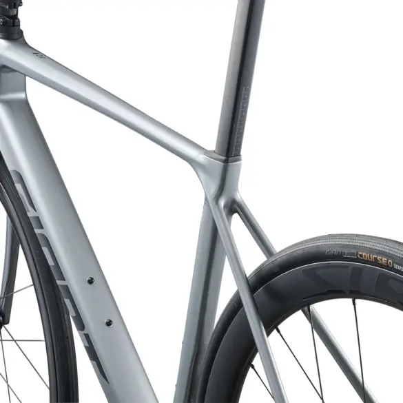 Graues Giant TCR Advanced Pro 1 Di2 Rennrad, Fokus auf den Rahmen, die Sitzstütze und das Hinterrad mit Reifen.