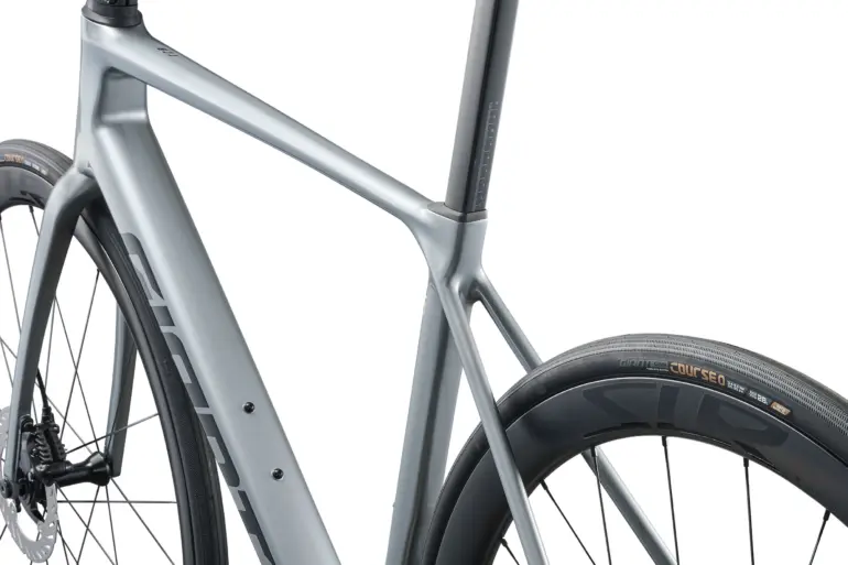 Graues Giant TCR Advanced Pro 1 Di2 Rennrad, Fokus auf den Rahmen, die Sitzstütze und das Hinterrad mit Reifen.