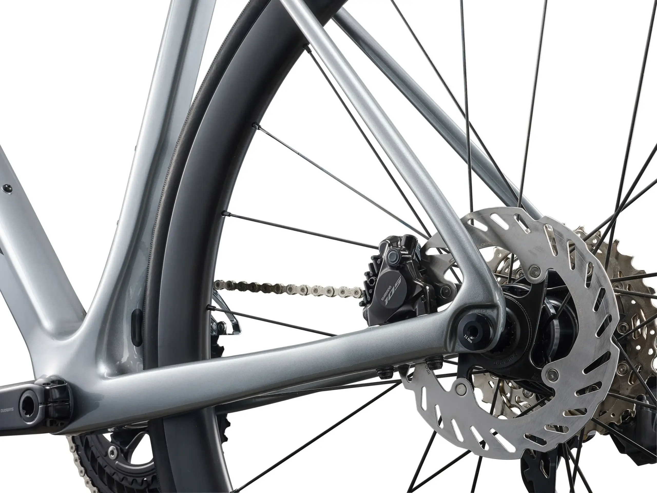 Hinterradansicht des Giant TCR Advanced Pro 1 Di2 Rennrads mit Fokus auf die Shimano 105 Di2 Schaltgruppe, Kassette, Bremsscheibe und Carbonrahmen.