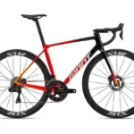 Seitenansicht eines Giant TCR Advanced Pro DA Rennrads in Rosso Corsa Farbe, mit schwarzen und roten Carbonfelgen und integriertem Cockpit.