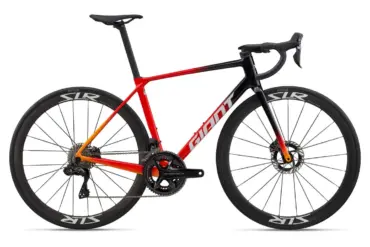 Seitenansicht eines Giant TCR Advanced Pro DA Rennrads in Rosso Corsa Farbe, mit schwarzen und roten Carbonfelgen und integriertem Cockpit.
