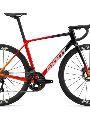 Seitenansicht eines Giant TCR Advanced Pro DA Rennrads in Rosso Corsa Farbe, mit schwarzen und roten Carbonfelgen und integriertem Cockpit.