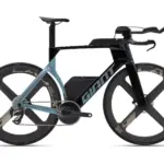 Das Giant Trinity Advanced SL 0 ist ein aerodynamisches Triathlon- und Zeitfahrrad mit einem Carbonrahmen, integrierten Komponenten und Scheibenbremsen, präsentiert vor weißem Hintergrund.