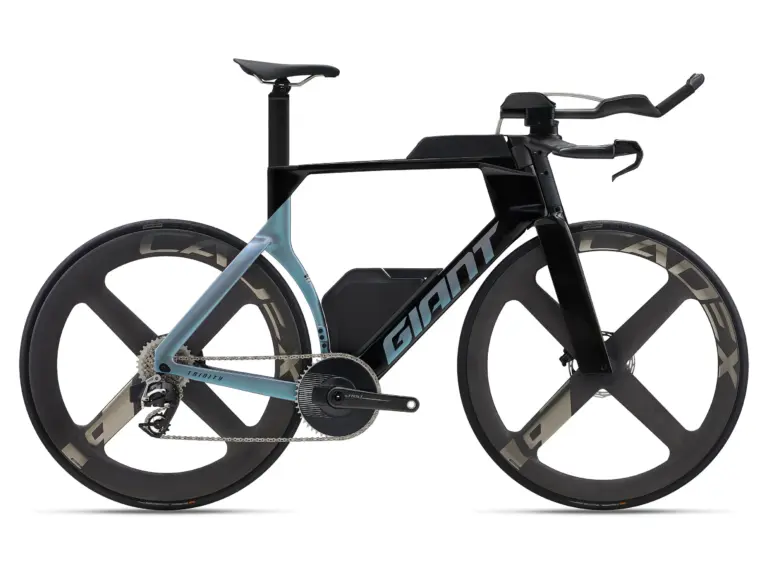 Das Giant Trinity Advanced SL 0 ist ein aerodynamisches Triathlon- und Zeitfahrrad mit einem Carbonrahmen, integrierten Komponenten und Scheibenbremsen, präsentiert vor weißem Hintergrund.