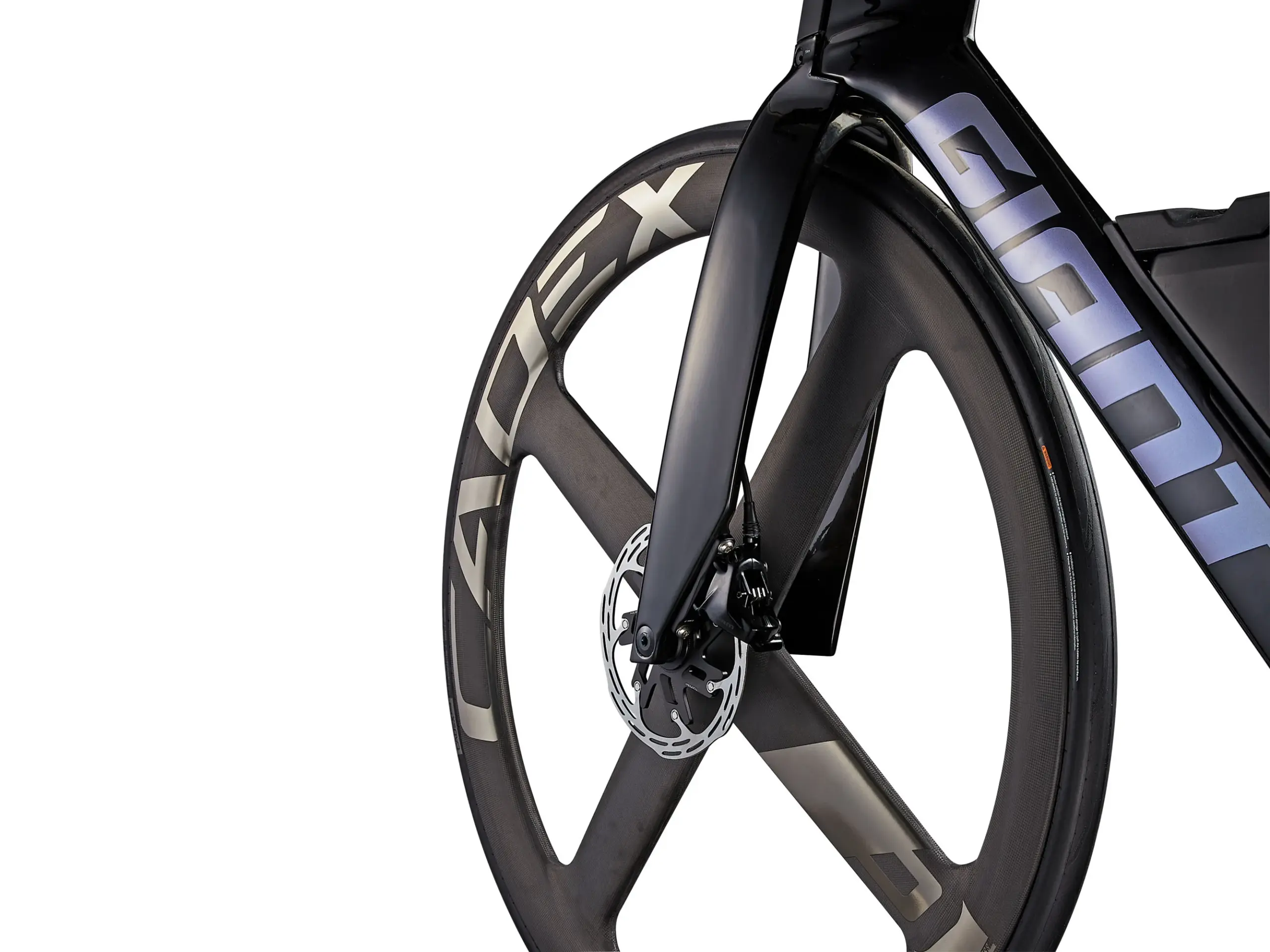 Vorderansicht eines schwarzen Giant Trinity Advanced SL 0 Zeitfahrrads mit Scheibenbremse und Carbon-Aerolaufrad.