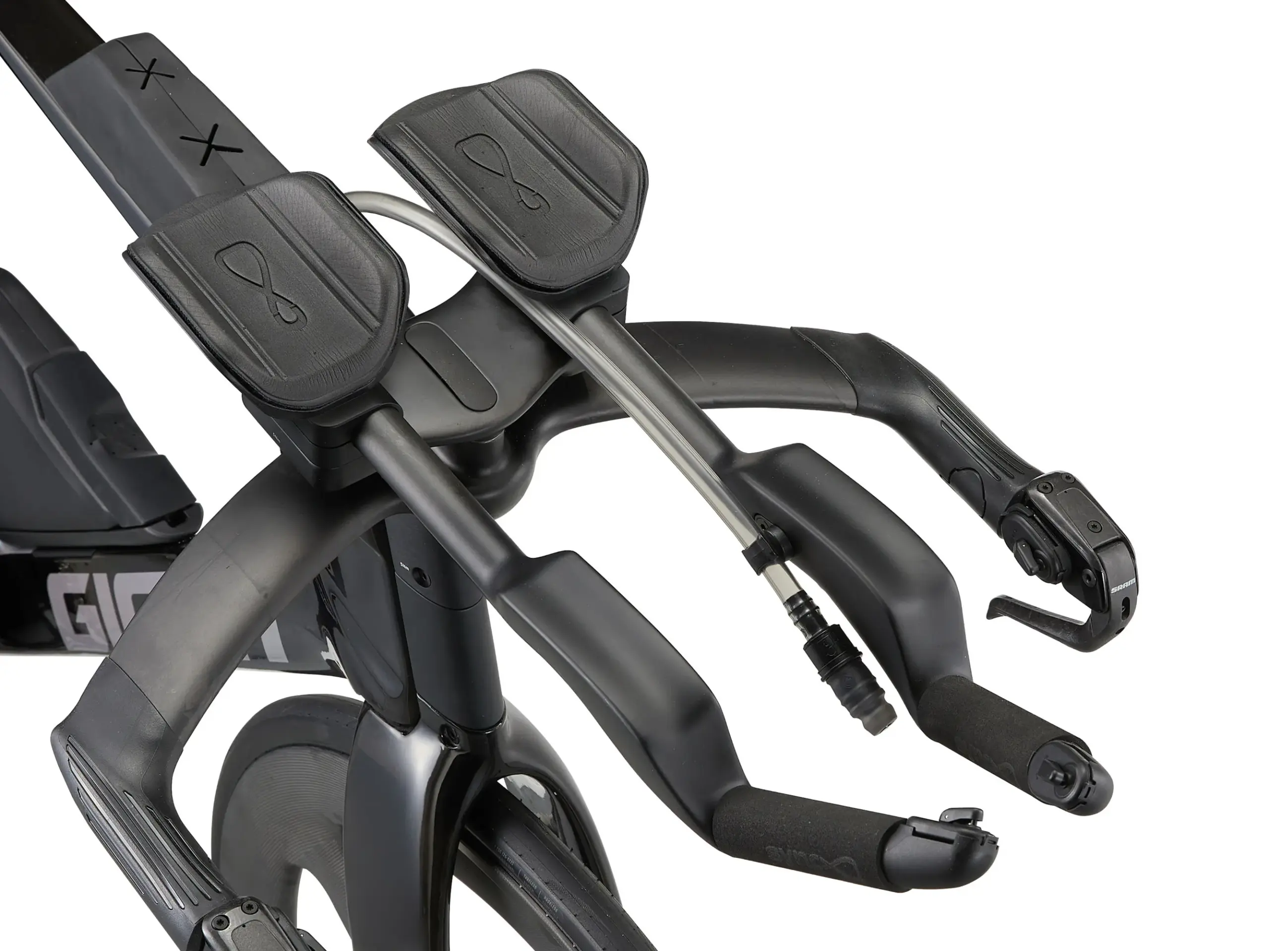 Vorderansicht eines schwarzen Giant Trinity Advanced SL 0 Triathlonrads, Fokus auf den Aerolenker mit Armauflagen und die Gabel.