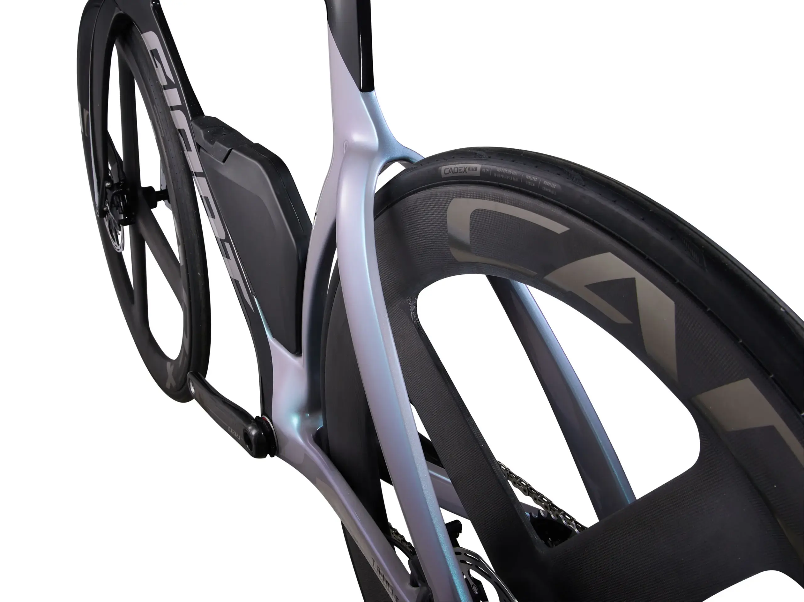 Detailaufnahme des Giant Trinity Advanced SL 0 Fahrrads, Fokus auf den aerodynamischen Hinterbau mit integriertem Stauraum und dem Hinterrad mit Carbonfelge.