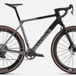 Seitenansicht eines Canyon Grail CF SLX 8 w/ RIFT Gravel-Bikes mit Carbonrahmen, DT-Swiss Carbonlaufrädern und RIFT-Federgabel.