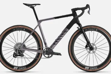 Seitenansicht eines Canyon Grail CF SLX 8 w/ RIFT Gravel-Bikes mit Carbonrahmen, DT-Swiss Carbonlaufrädern und RIFT-Federgabel.