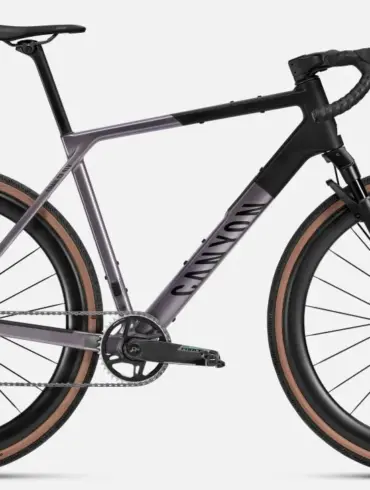 Seitenansicht eines Canyon Grail CF SLX 8 w/ RIFT Gravel-Bikes mit Carbonrahmen, DT-Swiss Carbonlaufrädern und RIFT-Federgabel.