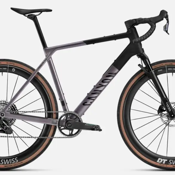 Seitenansicht eines Canyon Grail CF SLX 8 w/ RIFT Gravel-Bikes mit Carbonrahmen, DT-Swiss Carbonlaufrädern und RIFT-Federgabel.