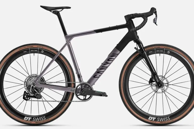 Seitenansicht eines Canyon Grail CF SLX 8 w/ RIFT Gravel-Bikes mit Carbonrahmen, DT-Swiss Carbonlaufrädern und RIFT-Federgabel.