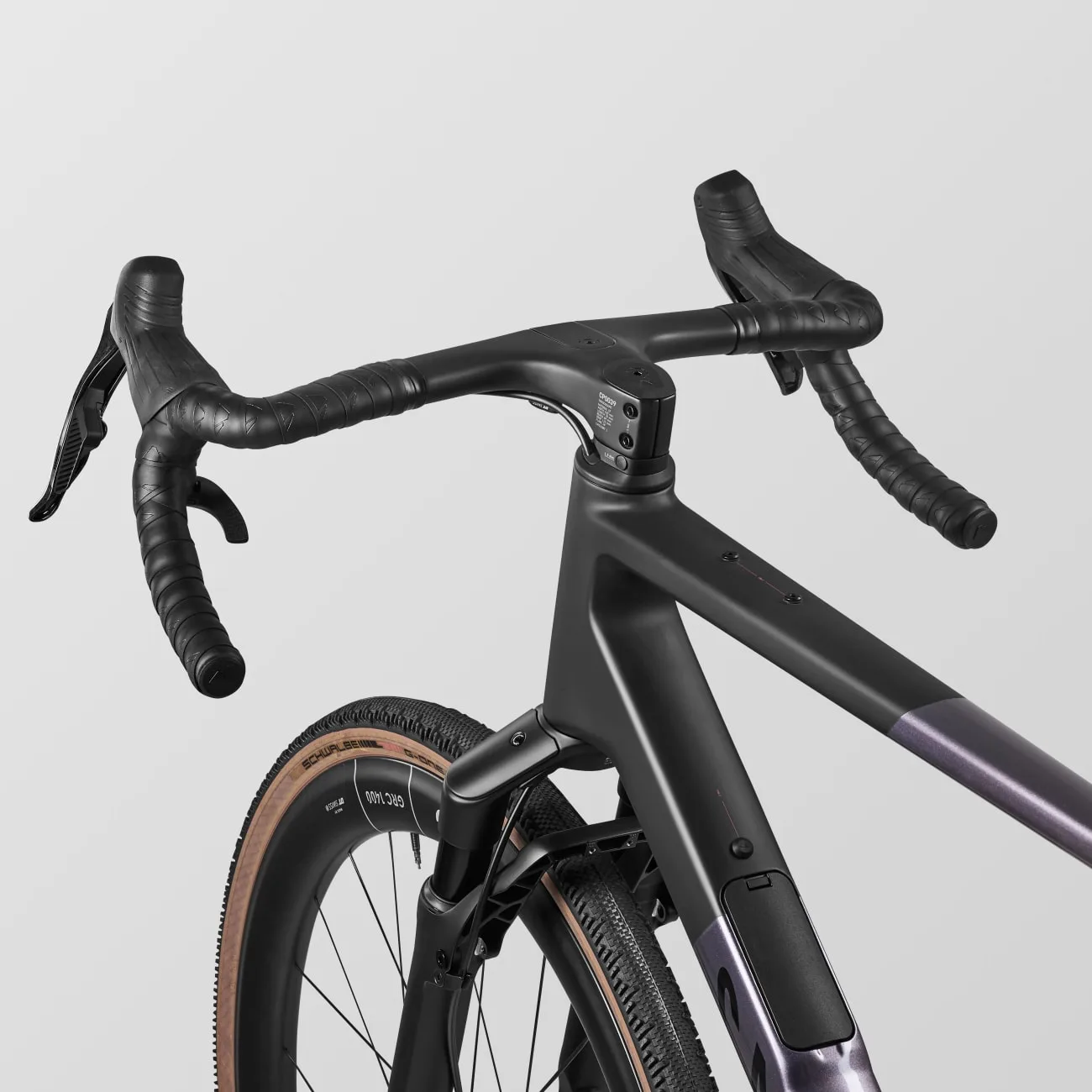 Detailaufnahme des Canyon Grail CF SLX 8 w/ RIFT Gravelbikes mit Fokus auf den Lenker, die Bremshebel und das Vorderrad.