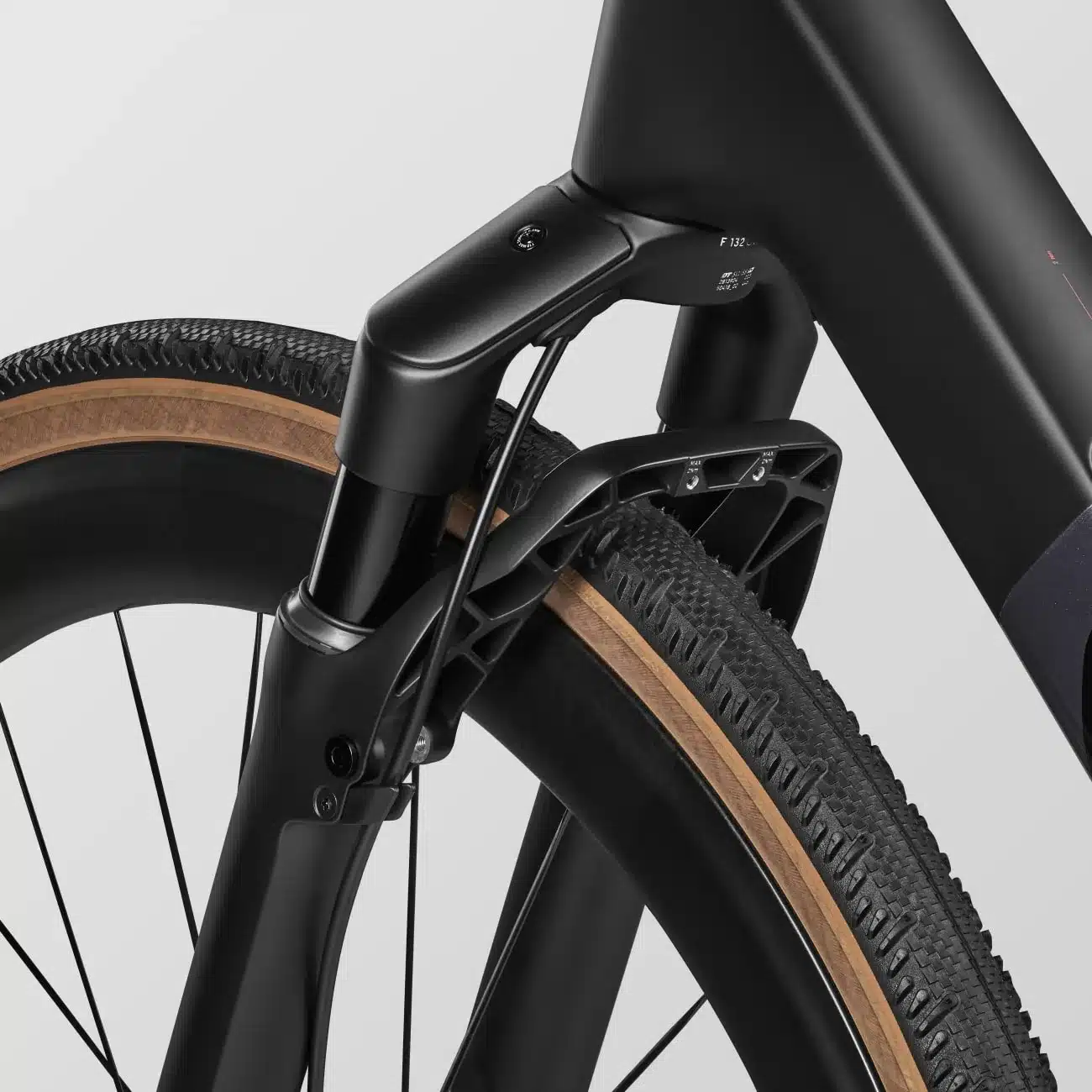 Detailansicht des vorderen Rahmens, der Gabel und des Rades eines schwarzen Gravel-Bikes.