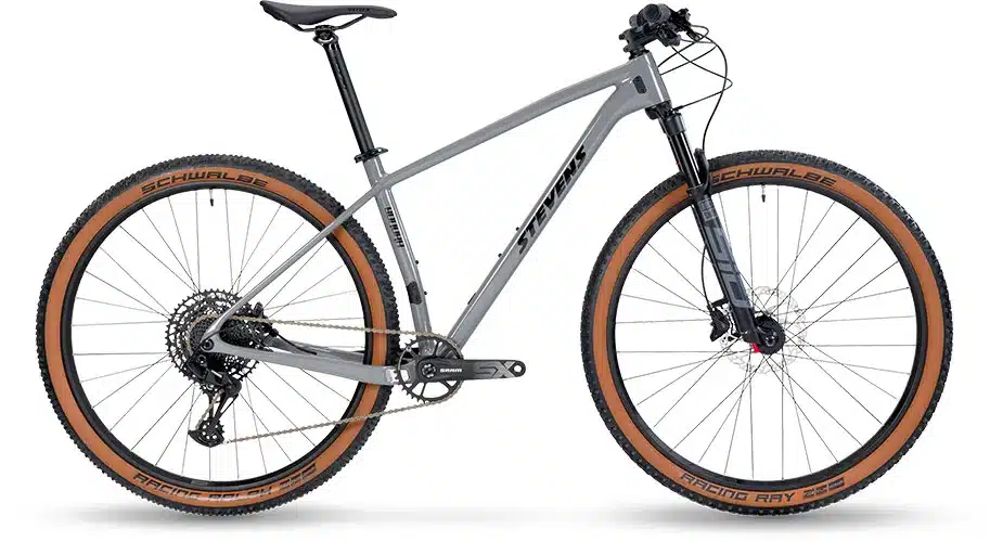 Graues Stevens Sonora Carbon-Hardtail Mountainbike mit braunen Reifen und schwarzer RockShox Federgabel.