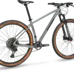 Graues Stevens Sonora Carbon Hardtail Mountainbike mit braunen Reifenprofilen, SRAM Antrieb und RockShox Federgabel.