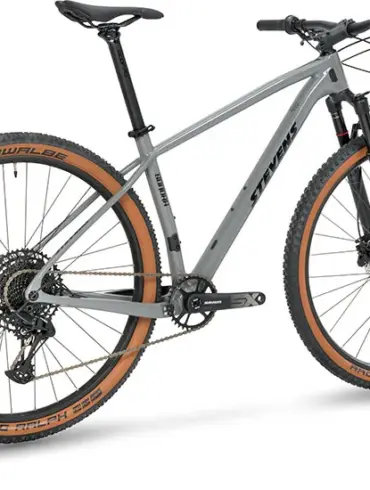Graues Stevens Sonora Carbon Hardtail Mountainbike mit braunen Reifenprofilen, SRAM Antrieb und RockShox Federgabel.
