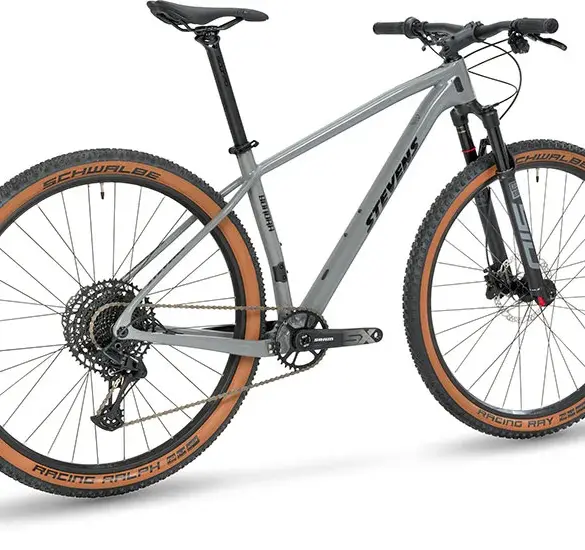 Graues Stevens Sonora Carbon Hardtail Mountainbike mit braunen Reifenprofilen, SRAM Antrieb und RockShox Federgabel.