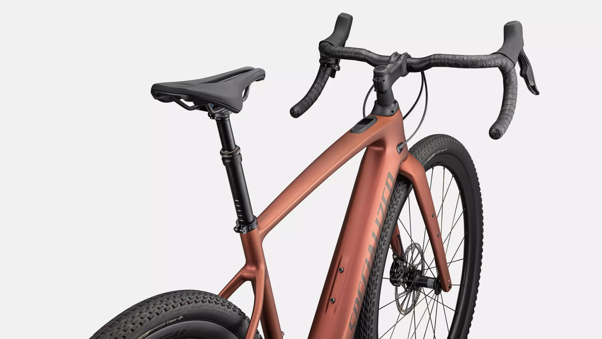 Detailaufnahme eines roten Specialized Turbo Creo 2 Expert E-Gravelbikes mit Fokus auf den Rahmen, den Lenker und das Vorderrad.