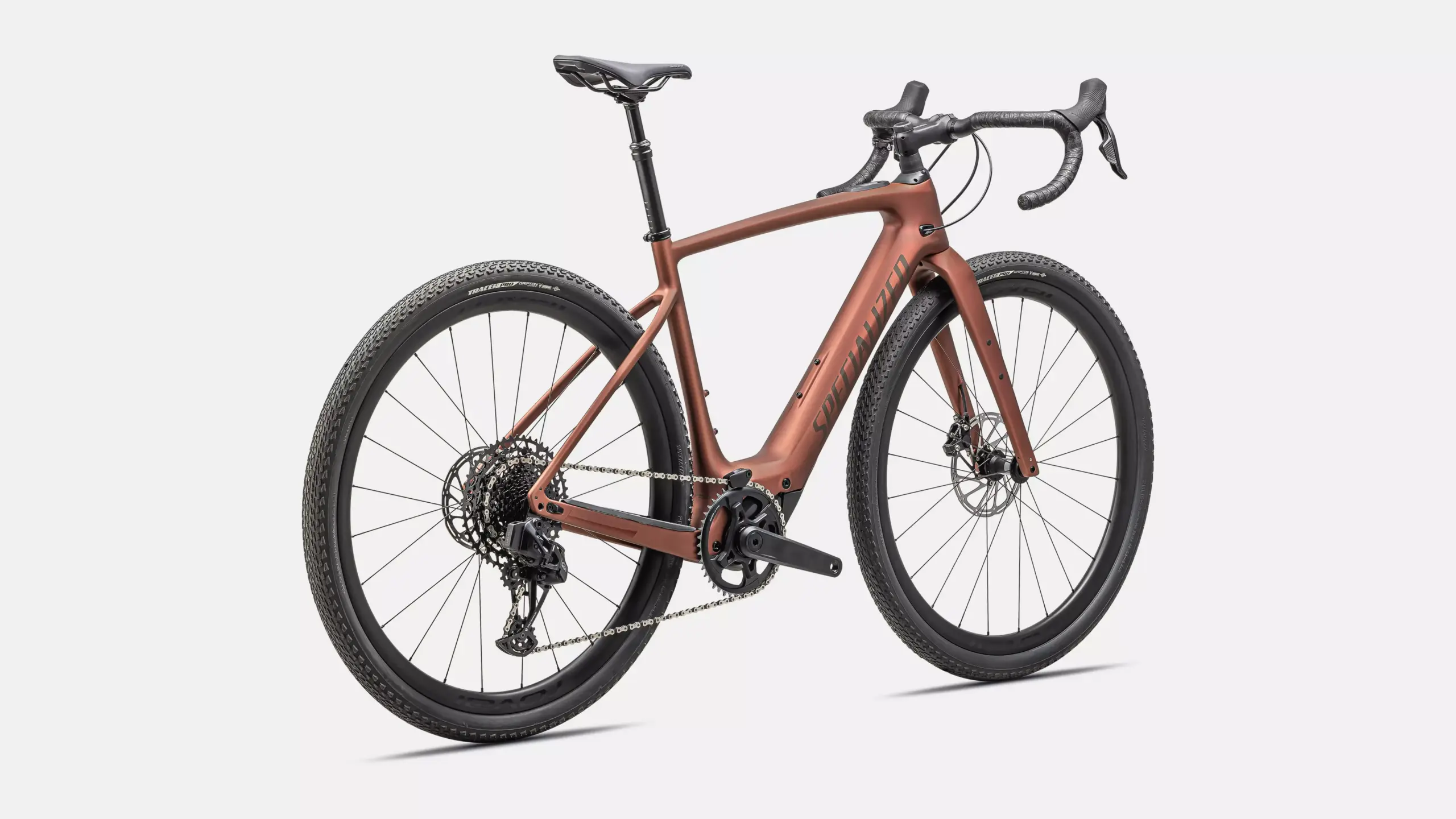Seitenansicht eines braunen Specialized Turbo Creo 2 Expert E-Gravelbikes mit Fokus auf den Rahmen, die Räder und den Antrieb.