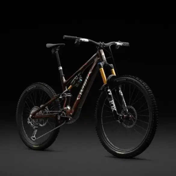 Seitenansicht eines dunkelbraunen Specialized Turbo Levo SL 2 Expert E-Mountainbikes mit schwarzem Hintergrund.