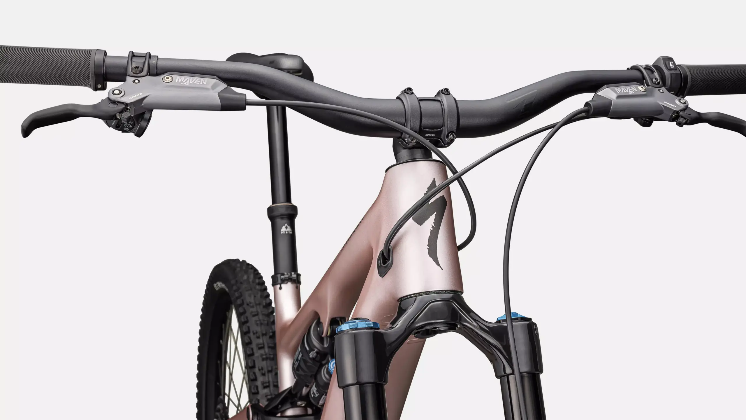 Nahaufnahme des Lenkers, der Bremshebel und der Gabel des Specialized Turbo Levo SL 2 Expert E-Mountainbikes in Roségold.