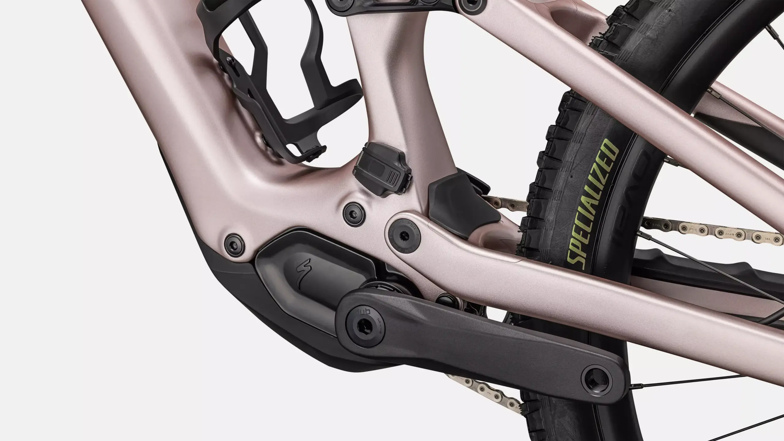 Detailbild des Specialized Turbo Levo SL 2 Expert E-Mountainbikes, das den Bereich um das Tretlager mit dem charakteristischen Specialized-Schriftzug auf dem Motorblock zeigt.