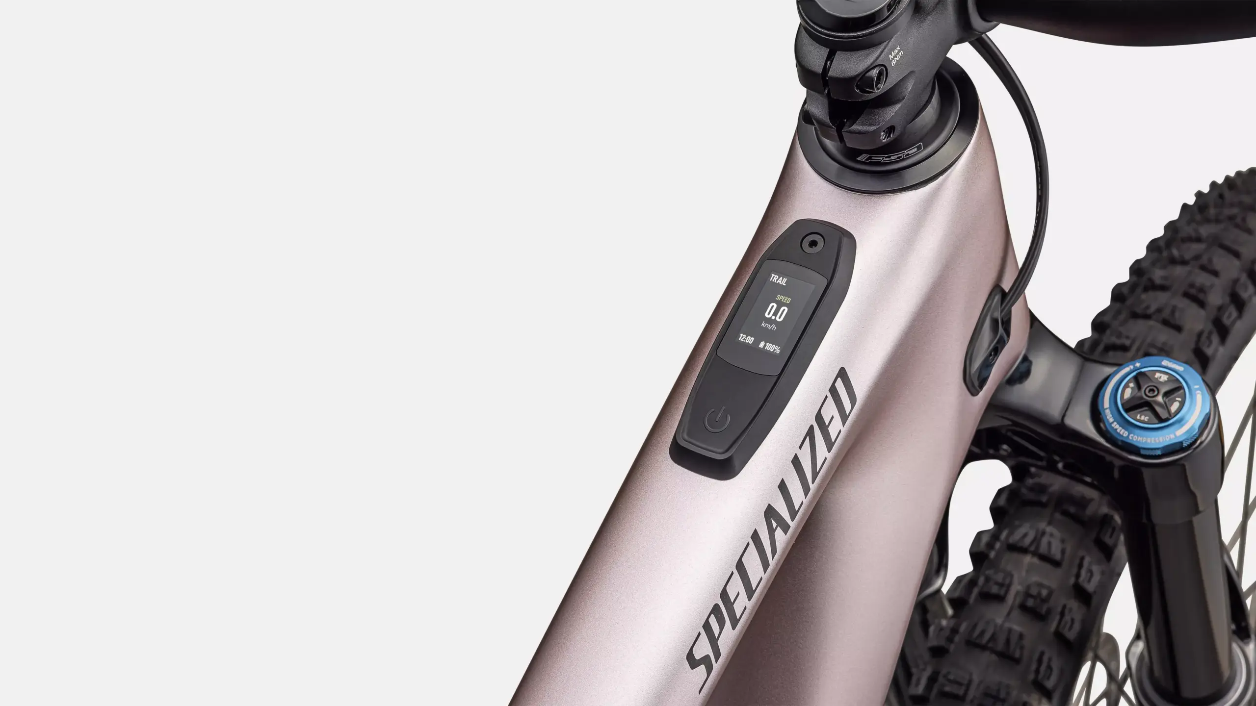 Nahaufnahme des Steuerrohrs eines Specialized Turbo Levo SL 2 Expert E-Mountainbikes mit Fokus auf das integrierte Display, das Geschwindigkeit, Akkustand und Fahrmodus anzeigt.