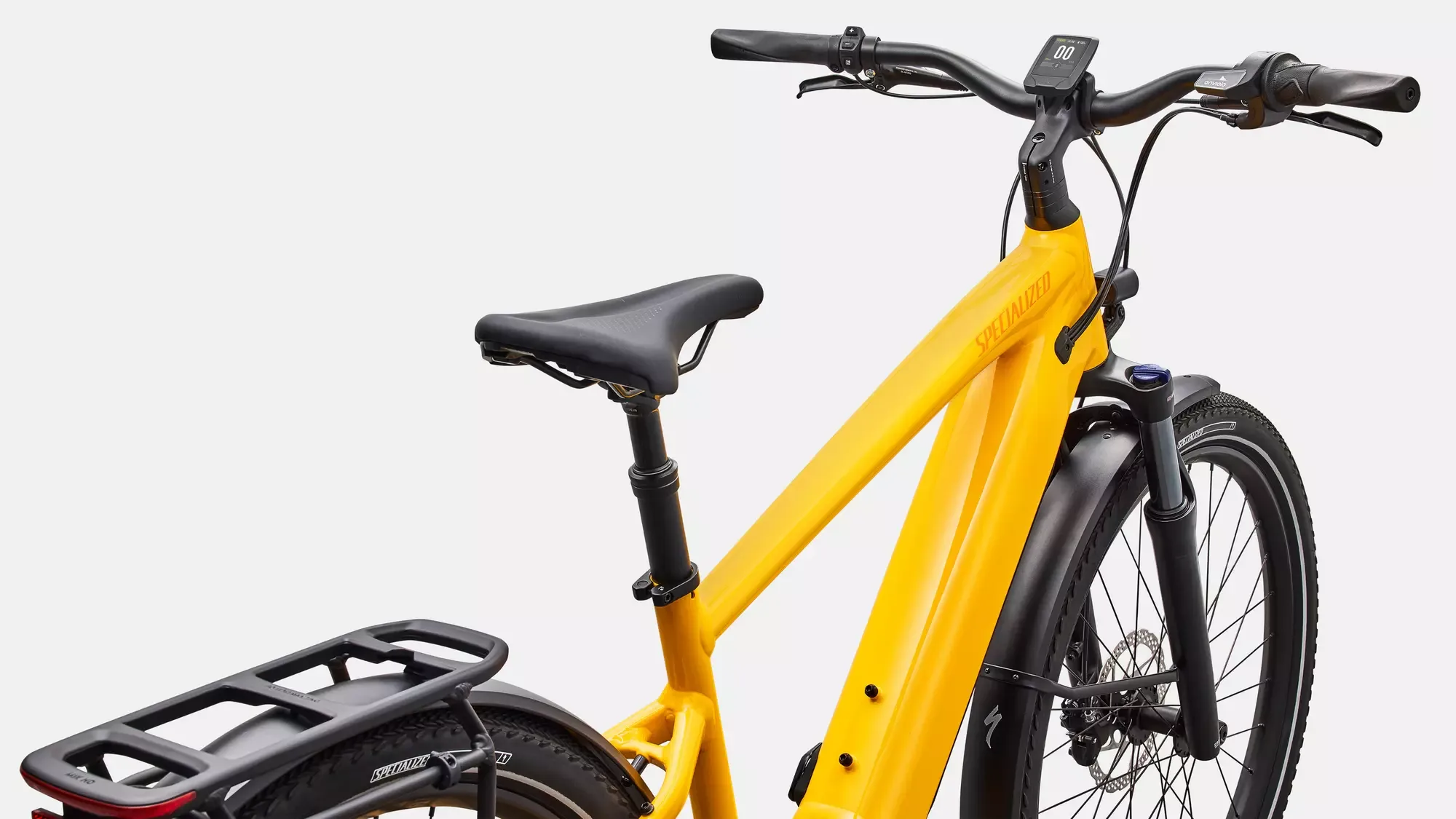 Seitenansicht eines gelben Specialized Turbo Vado 4.0 IGH E-Bikes, das für den Alltag konzipiert ist. Sichtbar sind der Lenker mit Display, der Sattel und der Gepäckträger.