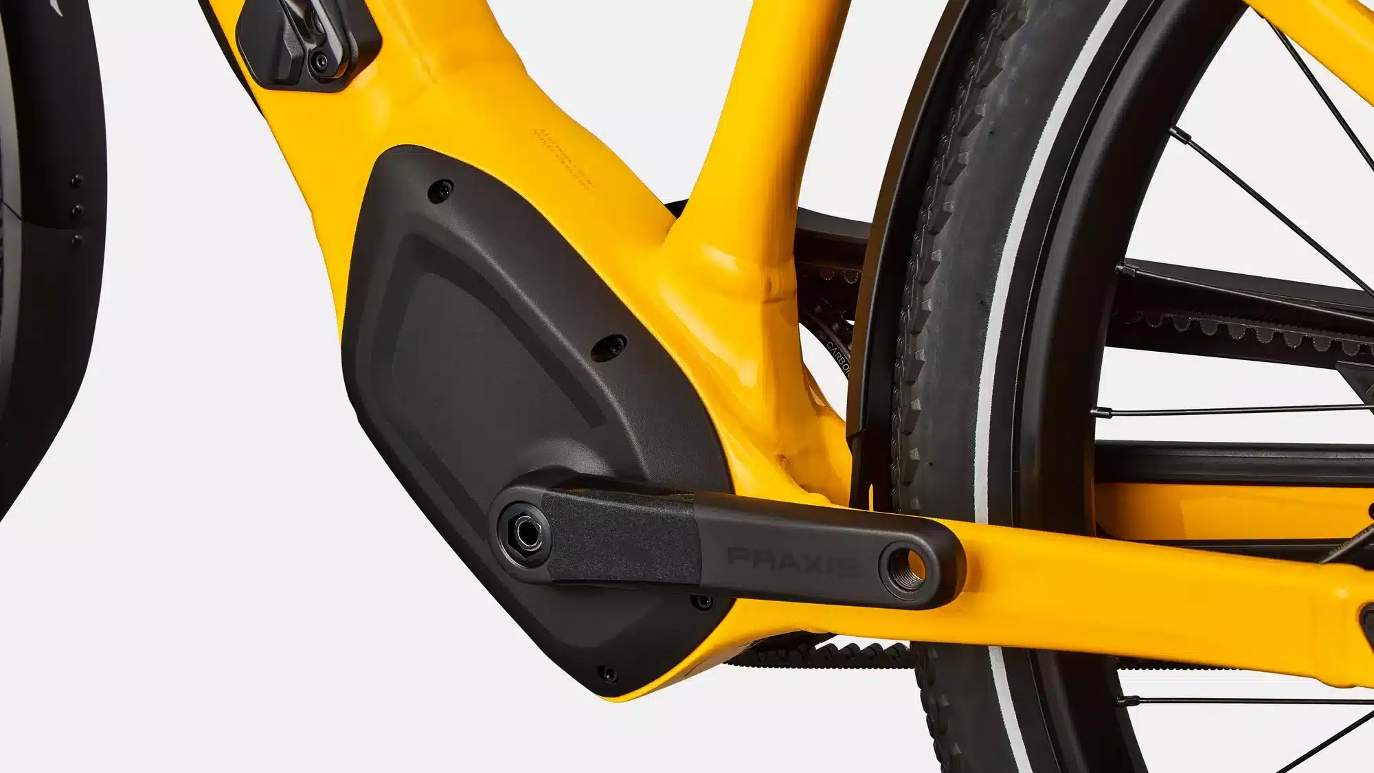 Detailaufnahme des Antriebsstrangs eines gelben Specialized Turbo Vado 4.0 IGH E-Bikes mit Kurbelgarnitur von Praxis und Gates Carbon Drive Riemenantrieb.