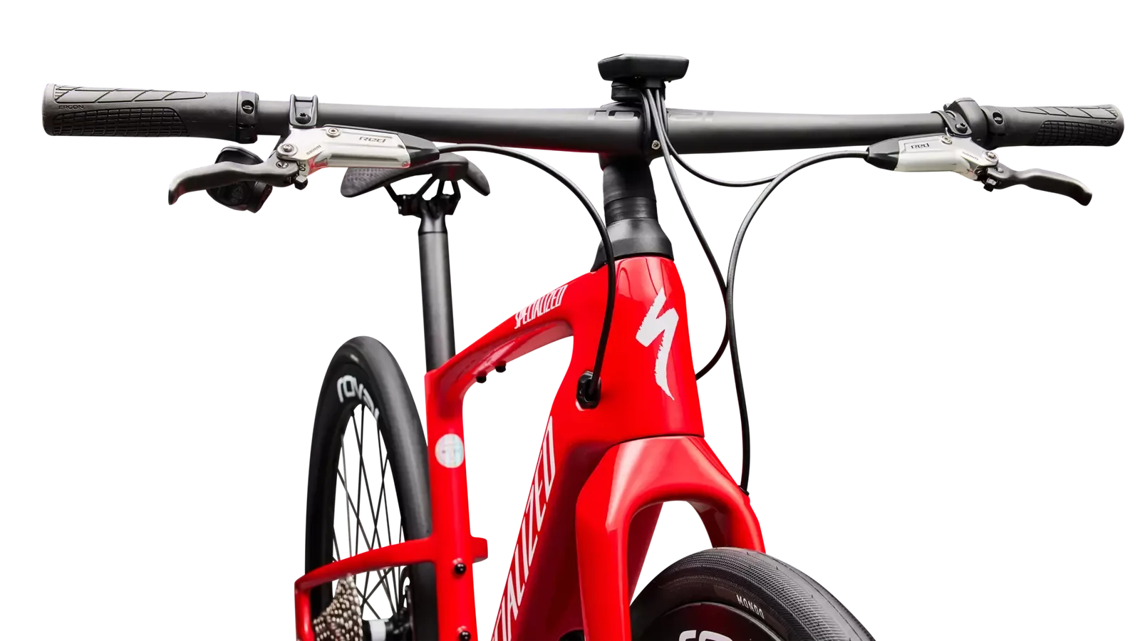 Nahaufnahme des roten Rahmens, Lenkers und Vorderrads des Specialized Vado SL 2 LTD S-Racing E-Bikes mit schwarzen Griffen und silbernen Bremshebeln.