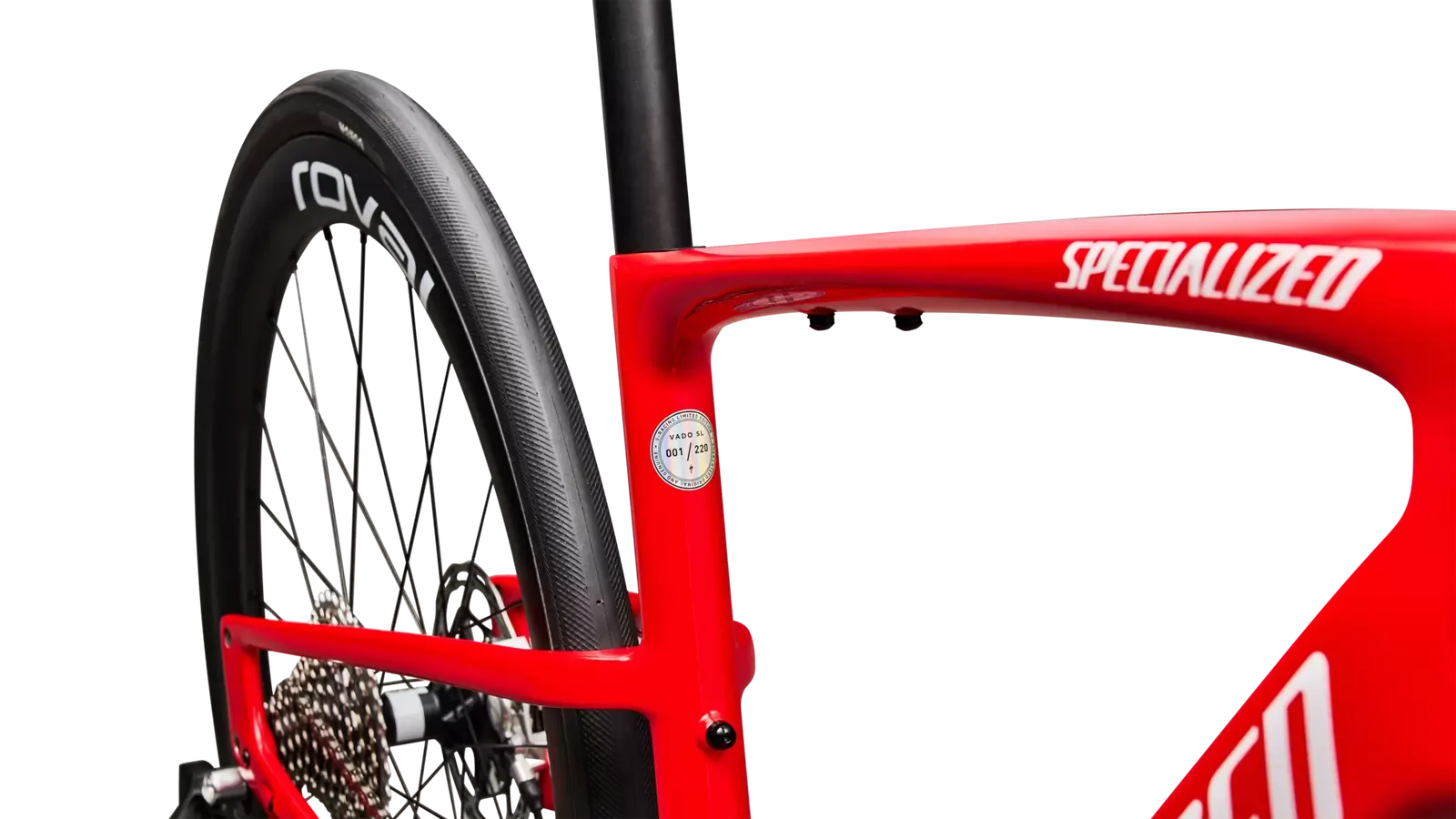 Seitenansicht eines roten Specialized Vado SL 2 LTD S-Racing E-Bikes, Fokus auf den Carbonrahmen mit LIMITED EDITION Aufkleber und das Hinterrad mit Roval Carbonfelge.