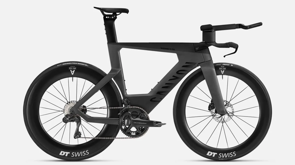Frontansicht eines mattschwarzen Canyon Speedmax CF SLX 8 Di2 Triathlonrads mit tiefen Carbon-Laufrädern, integriertem Trinksystem und elektronischer Ultegra Di2 Schaltung.