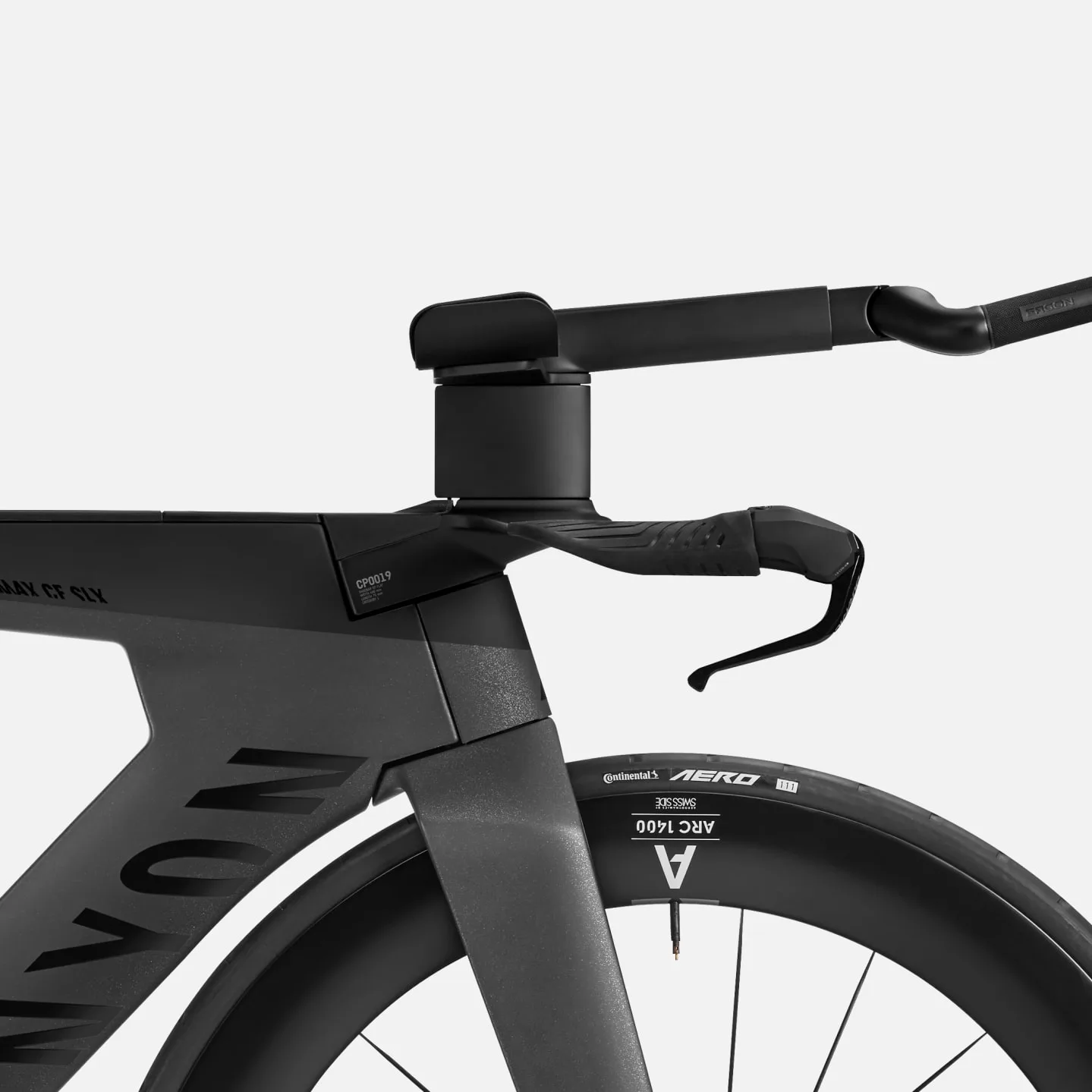 Nahaufnahme eines schwarzen Canyon Speedmax CF SLX 8 Di2 Triathlonrads, mit Fokus auf den integrierten Aerolenker und das Vorderrad mit Continental Aero Reifen.
