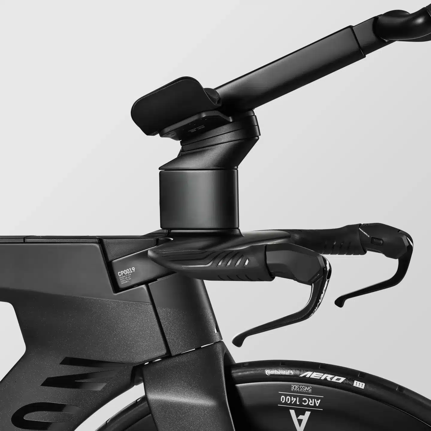Nahaufnahme des schwarzen Carbon-Cockpits eines Canyon Speedmax CF SLX 8 Di2 Triathlonrads mit integriertem Lenker, Bremshebeln und dem Schriftzug 'ARC 1400' auf dem Vorderrad.