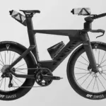 Schwarzes Canyon Speedmax CF SLX 8 Di2 Triathlonrad mit Fokus auf Aerodynamik und Integration.