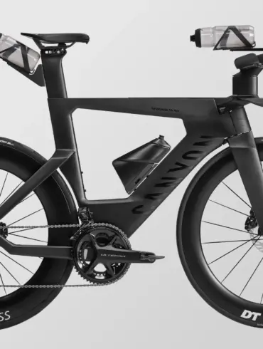 Schwarzes Canyon Speedmax CF SLX 8 Di2 Triathlonrad mit Fokus auf Aerodynamik und Integration.