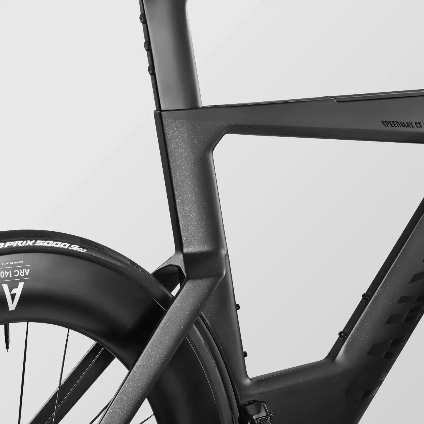 Nahaufnahme des schwarzen Carbon-Hinterbaus und des aerodynamischen Laufrads eines Canyon Speedmax CF SLX 8 Di2 Triathlonrads