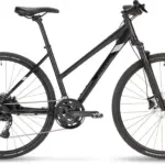 Schwarzlackiertes Stevens 6X LT Fahrrad im Seitenprofil, das für den Allround-Einsatz konzipiert ist.
