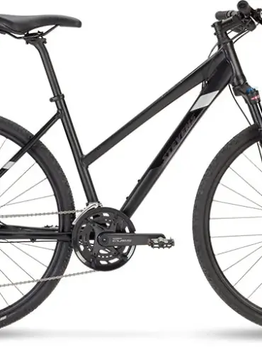 Schwarzlackiertes Stevens 6X LT Fahrrad im Seitenprofil, das für den Allround-Einsatz konzipiert ist.