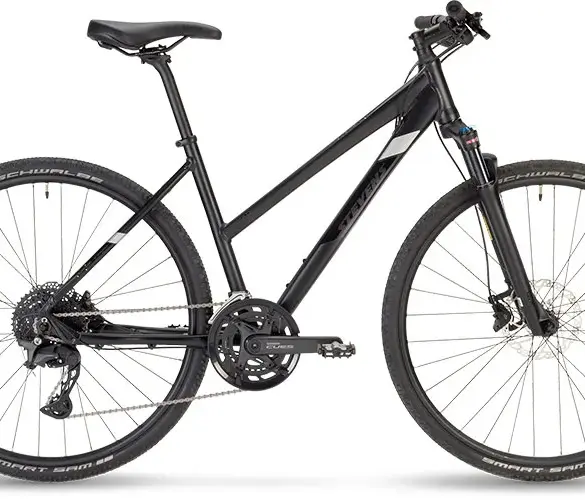 Schwarzlackiertes Stevens 6X LT Fahrrad im Seitenprofil, das für den Allround-Einsatz konzipiert ist.