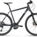 Seitenansicht eines schwarzen STEVENS 8X HT Fitness- und Crossbikes mit Aluminiumrahmen, Federgabel, Scheibenbremsen und breiten Reifen.