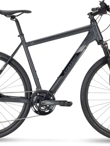 Seitenansicht eines schwarzen STEVENS 8X HT Fitness- und Crossbikes mit Aluminiumrahmen, Federgabel, Scheibenbremsen und breiten Reifen.