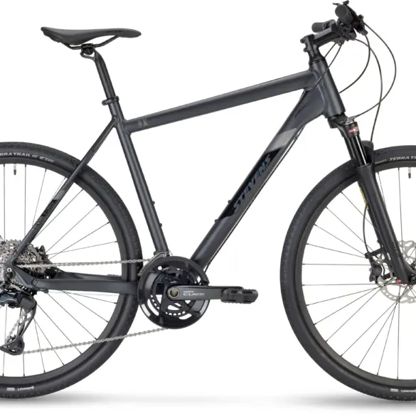 Seitenansicht eines schwarzen STEVENS 8X HT Fitness- und Crossbikes mit Aluminiumrahmen, Federgabel, Scheibenbremsen und breiten Reifen.
