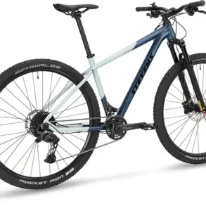 Seitenansicht eines Stevens Applebee Hardtail Mountainbikes in Blau-Grau mit 29-Zoll-Laufrädern.